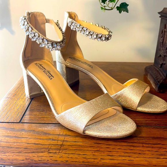 Badgley Mischka Shoes - Jeweled Badgley Mischka gold fabric embellished evening shoe women’s size 9